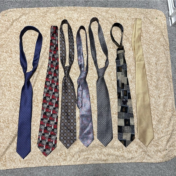 Neckties 9$ each good condition like new - Picture 2 of 3